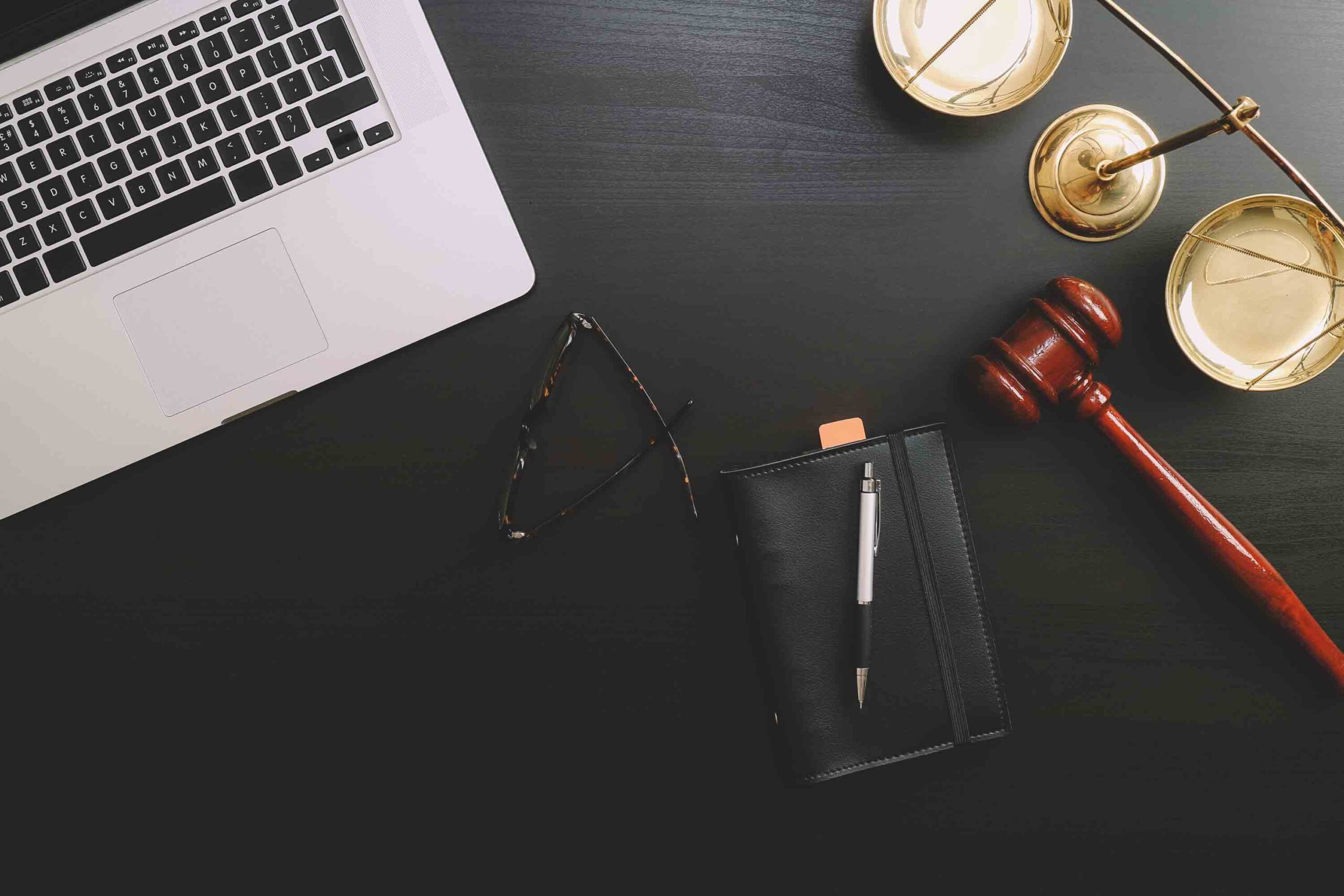 تقديم الإستشارات الشرعية والقانونية